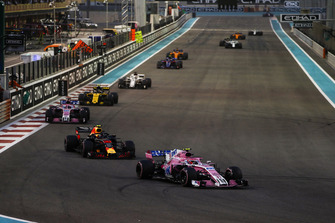 Esteban Ocon, Racing Point Force India VJM11, leads Max Verstappen, Red Bull Racing RB14, Esteban Ocon, Racing Point Force India VJM11, Carlos Sainz Jr., Renault Sport F1 Team R.S. 18, et Marcus Ericsson, Sauber C37