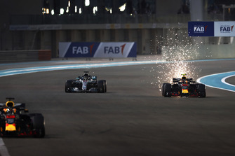 Vonken bij Max Verstappen, Red Bull Racing RB14, met Lewis Hamilton, Mercedes AMG F1 W09