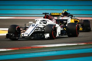 Marcus Ericsson, Sauber C37 voor Carlos Sainz Jr., Renault Sport F1 Team R.S. 18 