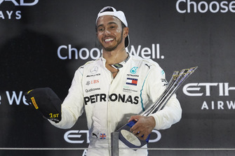 Lewis Hamilton, Mercedes AMG F1, met zijn trofee