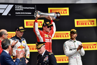 (Da sx a dx): Carlo Santi, ingegnere di pista Ferrari, Max Verstappen, Red Bull Racing, Kimi Raikkonen, Ferrari, festeggia con il trofeo e Lewis Hamilton, Mercedes AMG F1