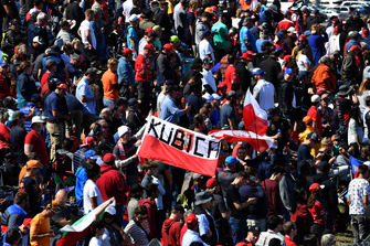 Robert Kubica, Williams fans and banner