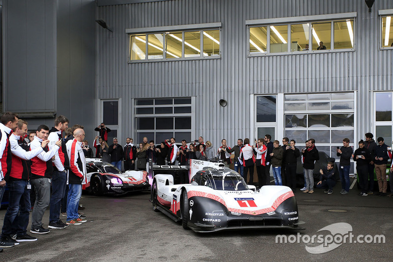 Membri del team Porsche Team al centro ricerca e sviluppo di Weissach, con la Porsche 919 Hybrid Evo