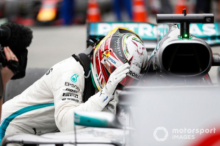 Lewis Hamilton, Mercedes AMG F1, 1er puesto, celebra a su llegada al Parc Ferme.