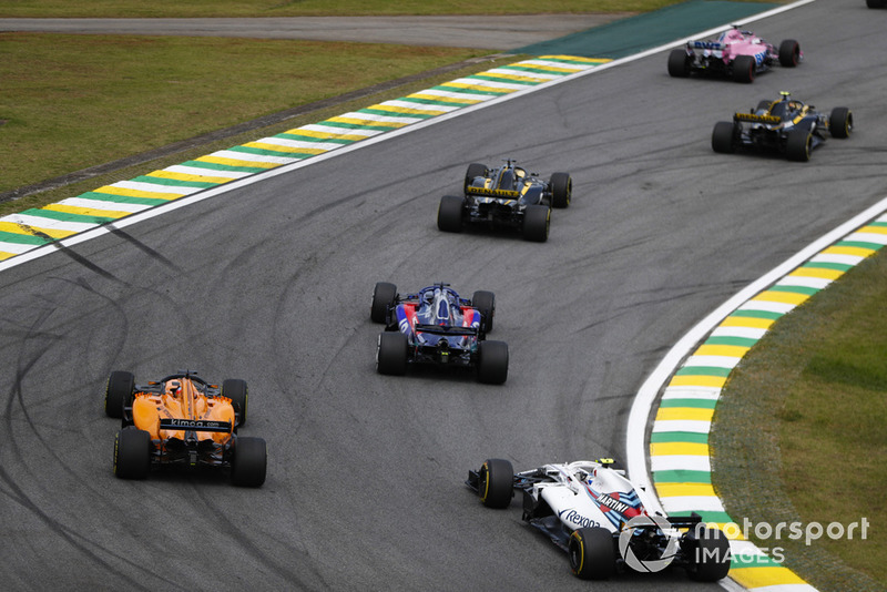 Sergey Sirotkin, Williams FW41, Fernando Alonso, McLaren MCL33, y Brendon Hartley, Toro Rosso STR13.