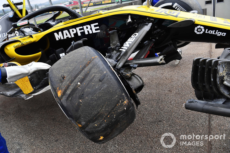 Coche de Nico Hulkenberg, Renault Sport F1 Team R.S. 18 siendo removido después de estrellarse en FP2