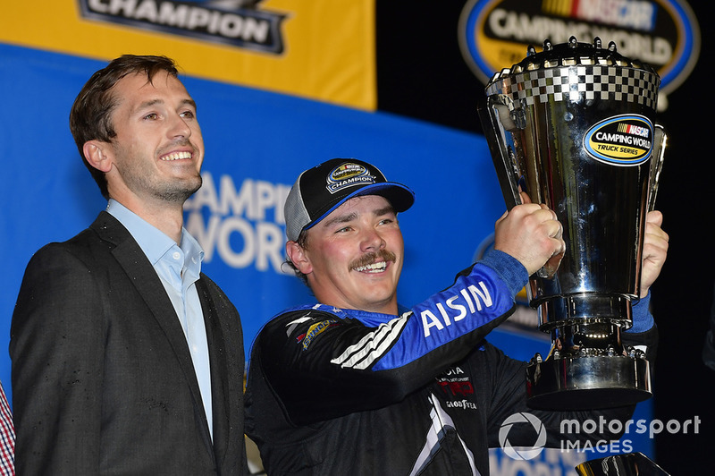 Ganador Brett Moffitt, Hattori Racing Enterprises, Toyota Tundra AISIN Group celebra