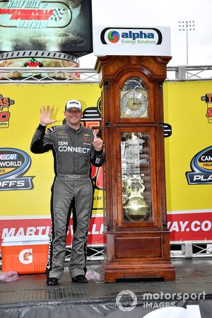 Race winner Johnny Sauter, GMS Racing, Chevrolet Silverado ISM Connect