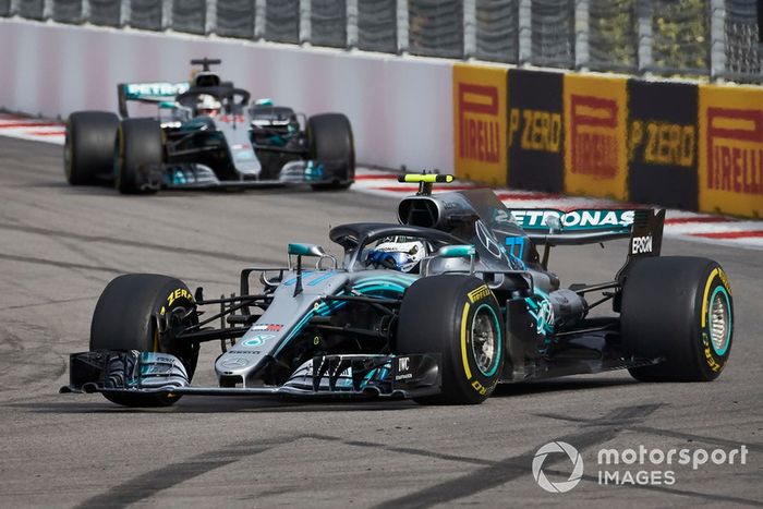 Valtteri Bottas, Mercedes AMG F1, lidera a Lewis Hamilton, Mercedes AMG F1