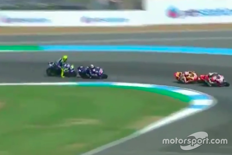 Valentino Rossi casi choca con Viñales Tailandia (Captura vídeo MovistarTV)