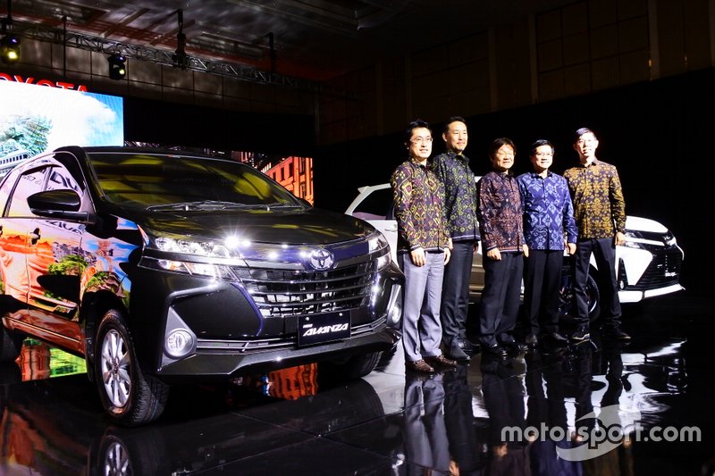 Kazunori Minamide, Direktur Pemasaran PT Toyota-Astra Motor, Yoshihiro Nakata, President Director PT Toyota-Astra Motor, Kazutoshi Sakamoto, Executive Chief Engineer of New Avanza and New Veloz, Henry Tanoto, Vice President PT Toyota-Astra Motor, Anton Jimmy Suwandi, Direktur Pemasaran PT Toyota-Astra Motor