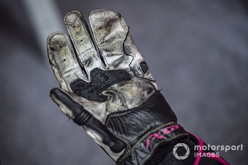 Un gant de Bradley Smith