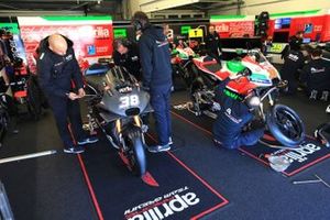 Le garage avec la moto de Bradley Smith, Aprilia Gresini Racing