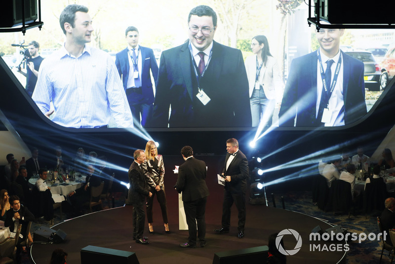 Paddy Lowe consegna l'" Autosport Williams Engineer of the Future Award" a Owen Heaney
