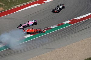 Sebastian Vettel, Ferrari SF71H e Daniel Ricciardo, Red Bull Racing RB14, si scontrano nel primo giro