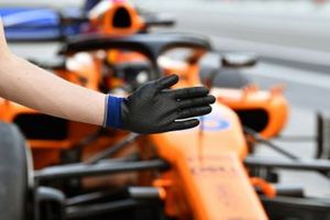 Carlos Sainz Jr., McLaren MCL33 and mechancis glove