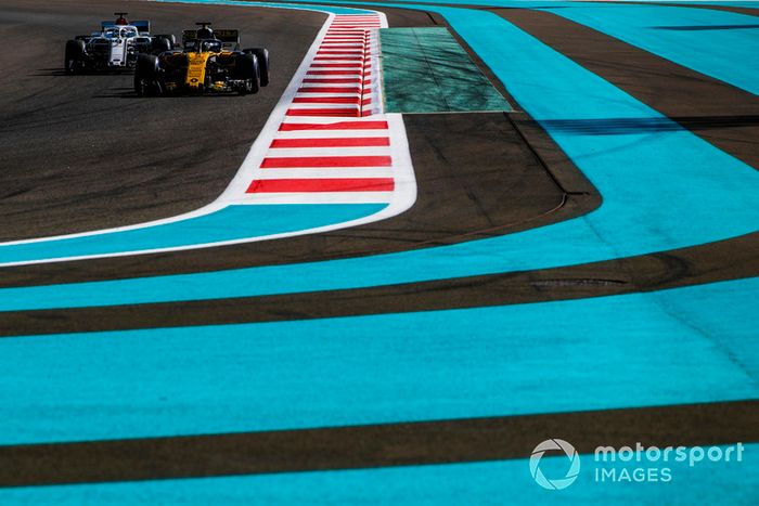 Nico Hulkenberg, Renault Sport F1 Team R.S. 18, leads Marcus Ericsson, Sauber C37