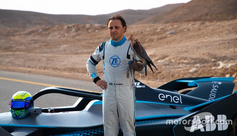 Felipe Massa posa con il falco