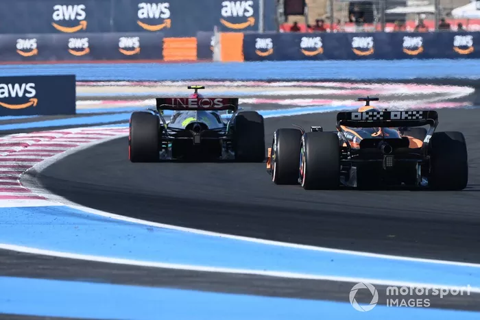Lewis Hamilton, Mercedes W13, Daniel Ricciardo, McLaren MCL36