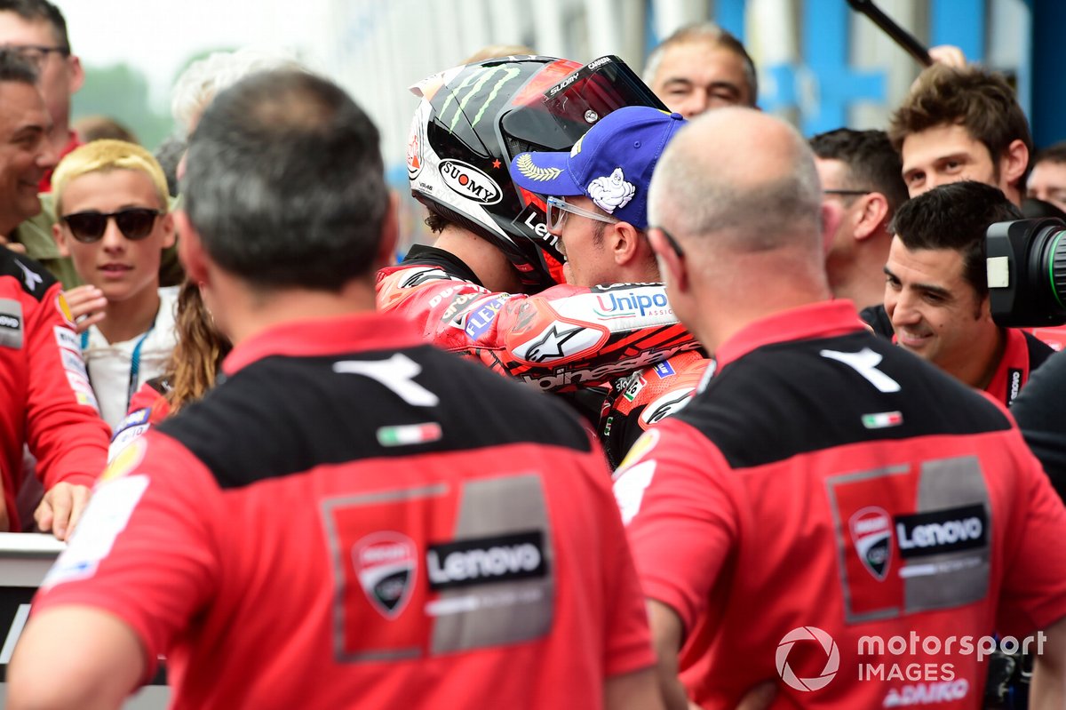 Ganador Francesco Bagnaia, Ducati Team, tercer lugar Maverick Viñales, Aprilia Racing Team