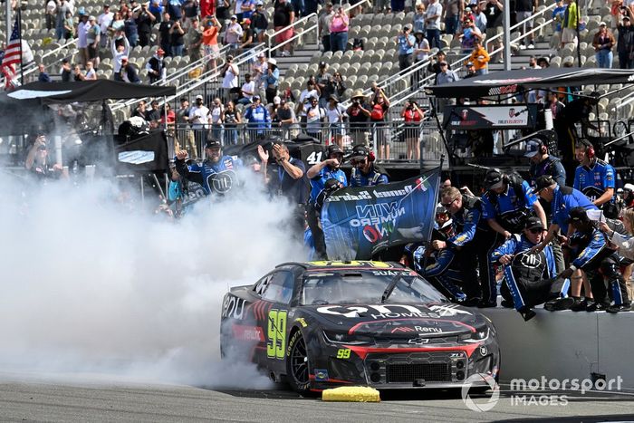 Ganador de la carrera Daniel Suárez, TrackHouse Racing, Onx Homes / Renu Chevrolet Camaro 