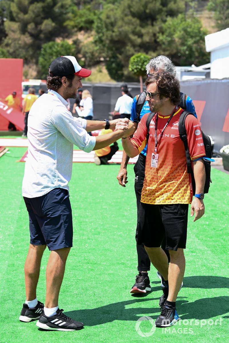 Fernando Alonso, Alpine F1 Team llega al paddock