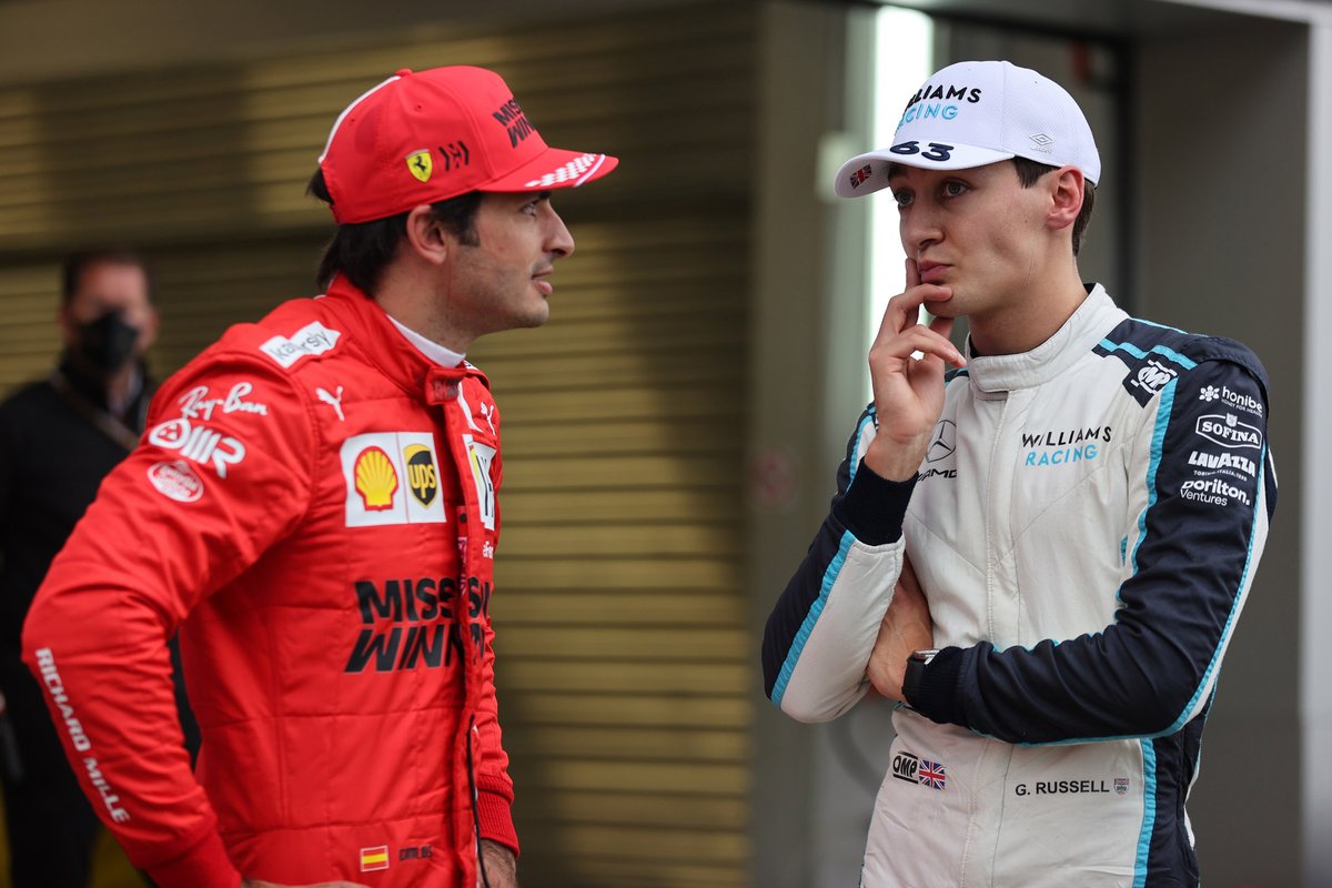 Carlos Sainz Jr, Ferrari, habla con George Russell, Williams