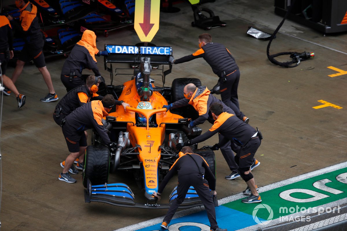 Daniel Ricciardo, McLaren, vuelve al garaje