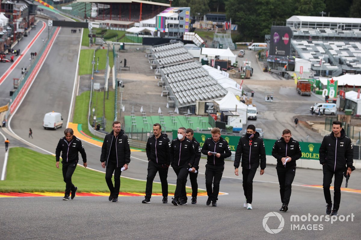Esteban Ocon, Alpine F1, recorre la pista con miembros de su equipo