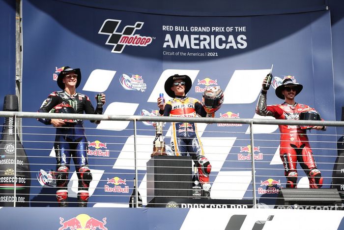 Podio: segundo lugar Fabio Quartararo, Yamaha Factory Racing, ganador Marc Márquez, Repsol Honda Team, tercer lugar Francesco Bagnaia, Ducati Team