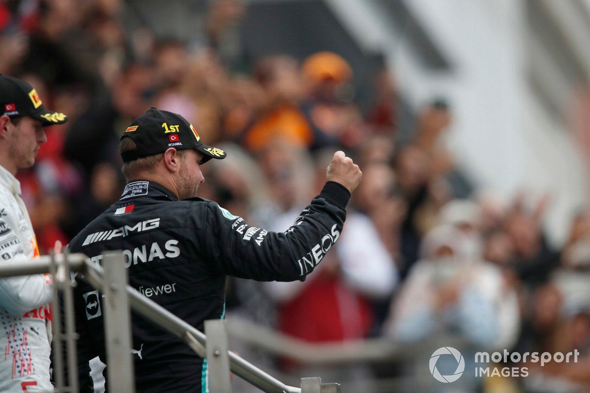 Valtteri Bottas, Mercedes, 1a posizione, arriva sul podio