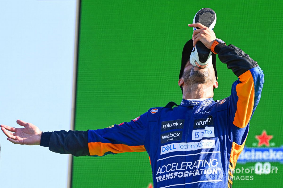 Daniel Ricciardo, McLaren, 1a posizione, beve dalla sua scarpa sul podio