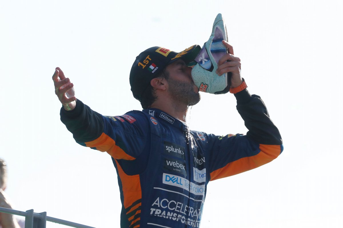 Podio: ganador Daniel Ricciardo, McLaren bebe de su zapato en el podio