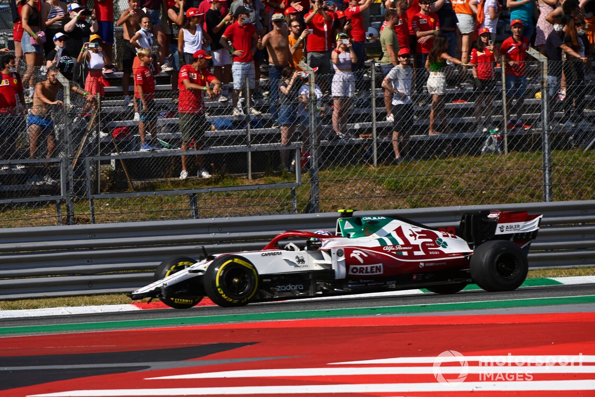 Antonio Giovinazzi, Alfa Romeo Racing C41, sufre daños en la primera vuelta