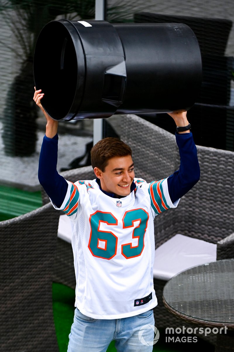 George Russell, Williams juega a la NFL en el paddock