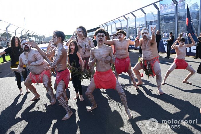 Bailes regionales en la parrilla antes de la carrera