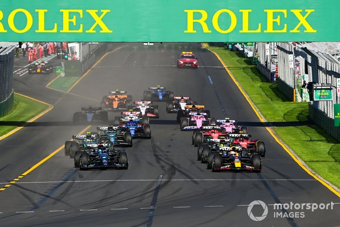 Max Verstappen, Red Bull Racing RB19, George Russell, Mercedes F1 W14, Lewis Hamilton, Mercedes F1 W14, Fernando Alonso, Aston Martin AMR23, Carlos Sainz, Ferrari SF-23, Charles Leclerc, Ferrari SF-23, el resto de la parrilla en la salida.