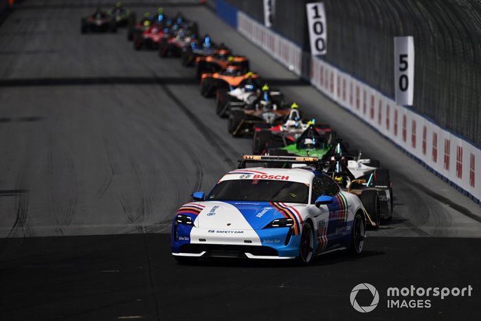 El Coche de Seguridad Stoffel Vandoorne, DS Penske, DS E-Tense FE23, Mitch Evans, Jaguar Racing , Jaguar I-TYPE 6, Nick Cassidy, Envision Racing, Jaguar I-TYPE 6, el resto de la parrilla.