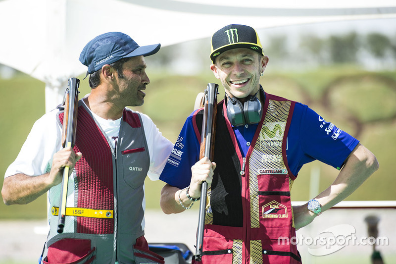 Valentino Rossi, Yamaha Factory Racing, mit Nasser Al-Attiyah, Rallye-Fahrer, beim Tontaubenschießen