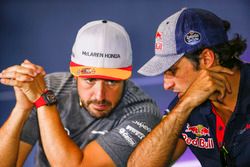 Fernando Alonso, McLaren, Carlos Sainz Jr., Scuderia Toro Rosso, in de persconferentie