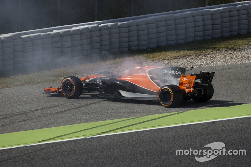 Fernando Alonso, McLaren MCL32, con problemas de motor