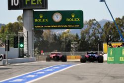 Carlos Sainz Jr., Scuderia Toro Rosso STR12 en Kimi Raikkonen, Ferrari SF70H