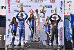 Podio: ganador de la carrera Oliver Askew, Cape Motorsports, Rinus van Kalmthout, Pabst Racing el se