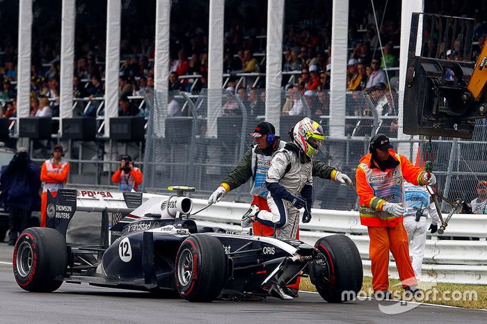 Pastor Maldonado, Williams FW33 gets out of his car to walk back to the pits