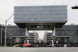 Daniel Ricciardo, Red Bull Racing passes the ExxonMobil headquarters