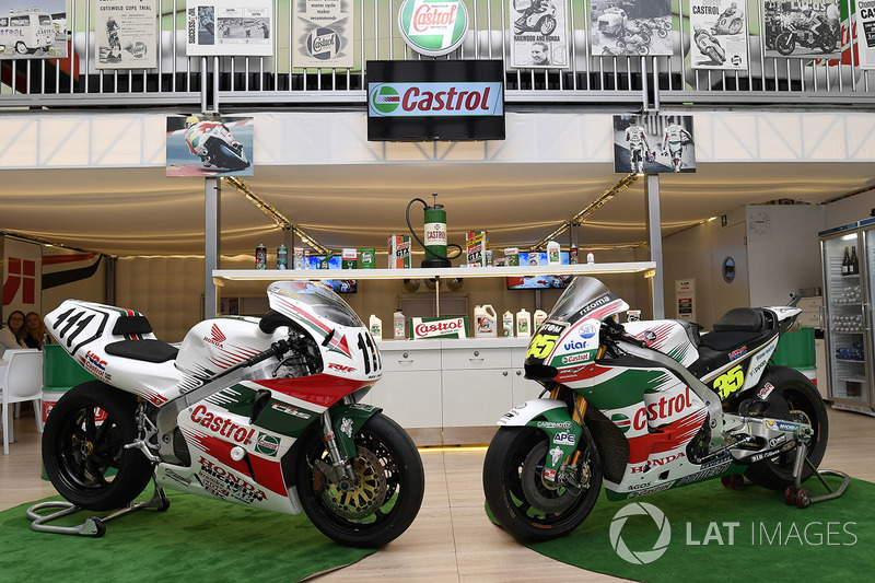 Les motos d'Aaron Slight et de Cal Crutchlow