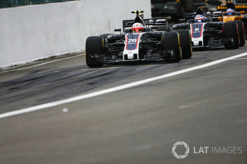 Kevin Magnussen, Haas F1 Team VF-17, Romain Grosjean, Haas F1 Team VF-17