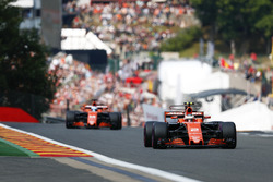 Stoffel Vandoorne, McLaren MCL32, precede Fernando Alonso, McLaren MCL32