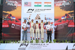 Podium Race 2: Pemenang balapan, Akash Gowda; peringkat kedua, Isyraf Danish; peringkat ketiga, Moha