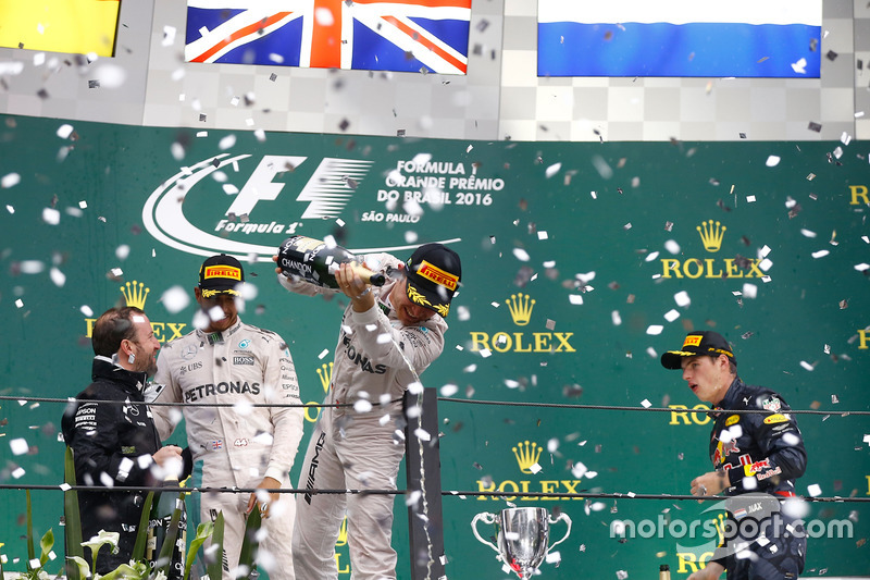 2016. Інтерлагос. Подіум: 1. Льюіс Хемілтон, Mercedes. 2. Ніко Росберг, Mercedes. 3. Макс Ферстаппен, Red Bull TAG Heuer